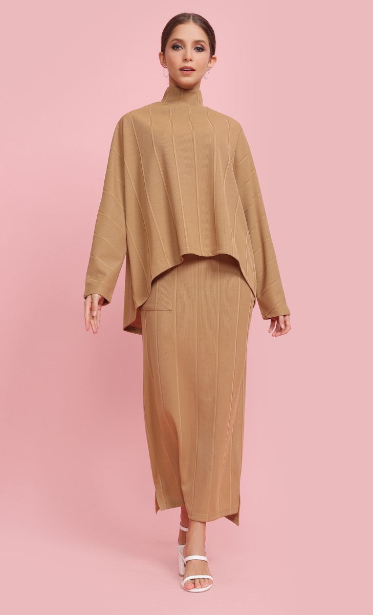 Oversized Ribbed Top in Brown image 2